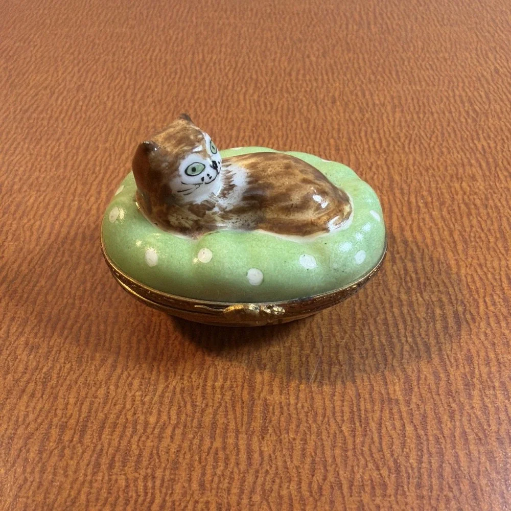 Vintage Limoges Made in France Detailed Painted Cat Trinket Box with Yarn Inside